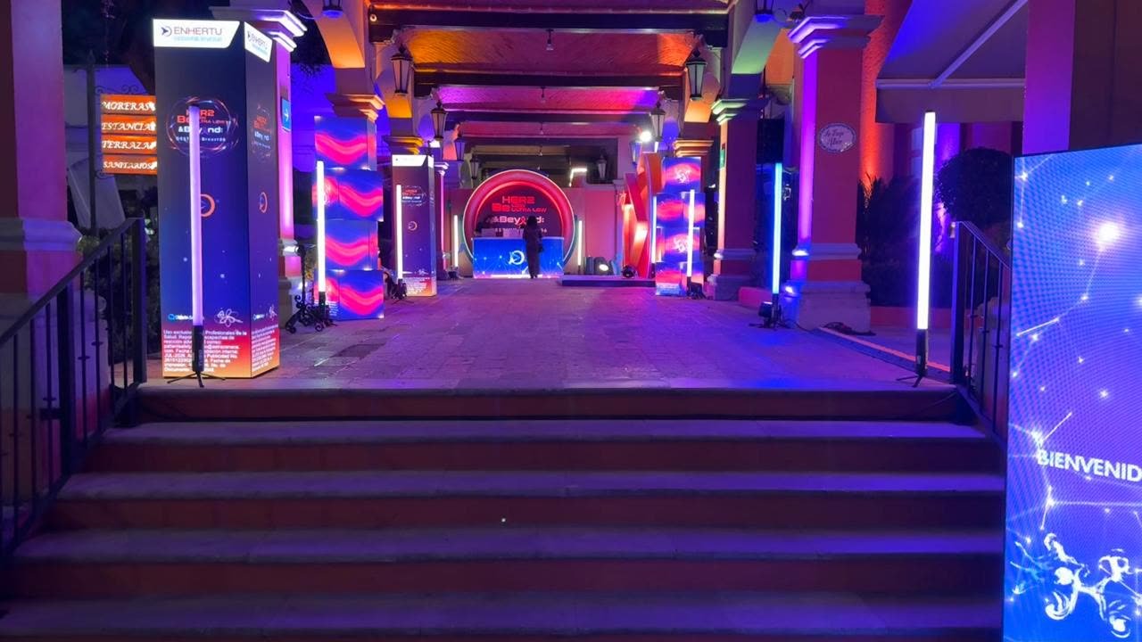 Acceso a evento ambientado con tótems LED e iluminación de color