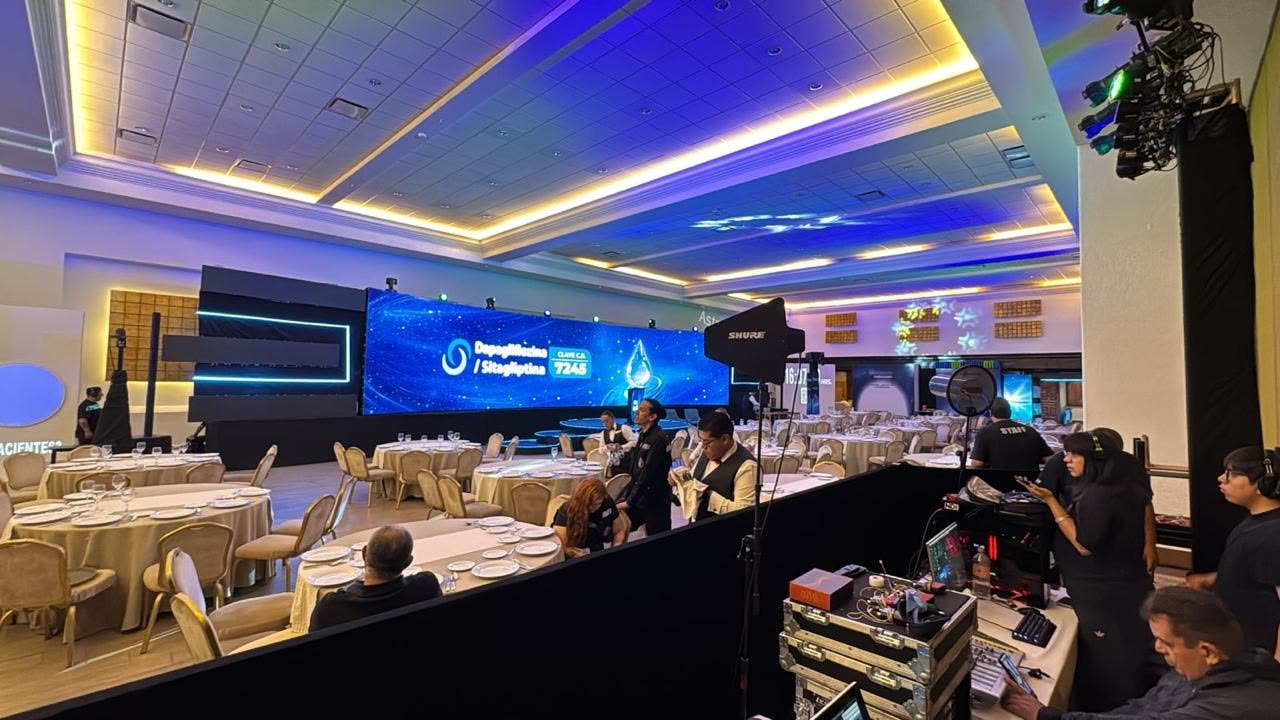 Equipo de producción operando la cabina técnica durante un evento corporativo